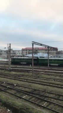 Yük treni şehrin içinden geçiyor, dikey video.