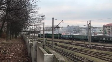 Şehrin sonbahar manzarası Dumanla dolu yük treni