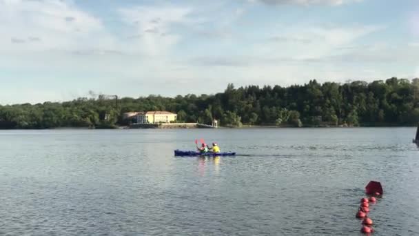 一个男人在河里游泳皮划艇 — 图库视频影像