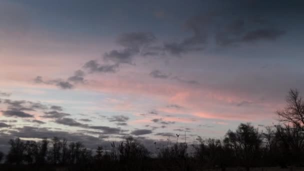 Wieczorny krajobraz kolorowe niebo z chmurami — Wideo stockowe
