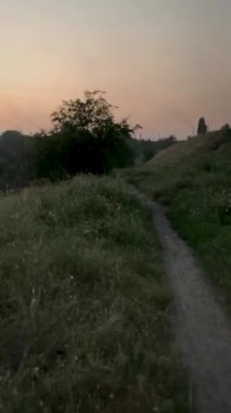 Zaman aşımı, Ukrayna 'daki akşam kentinde yürüyüş, parklar ve yollar, şehirde akşam, gün batımı, yayalar, arabalar, trafik, gece hayatı.