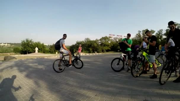 A group of cyclists stopped a tourist place — Stock Video