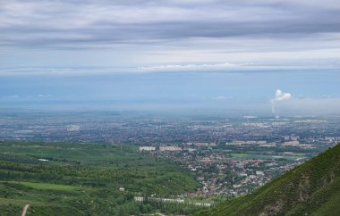 Şehrin üzerinde bulutlu bir gökyüzü