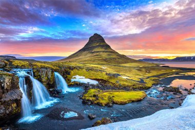 Kirkjufell gün doğumunda İzlanda 'da. Güzel manzara.