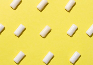 Sakızlar sarı arkaplanda..