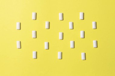 Sakızlar sarı arkaplanda..