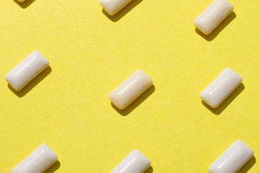 Sakızlar sarı arkaplanda..