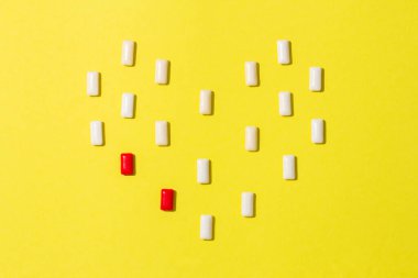 Sakızlar sarı arkaplanda kalp şeklinde..