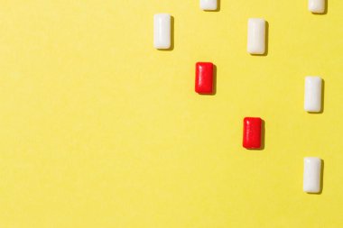 Sarı arka planda çok renkli sakız..