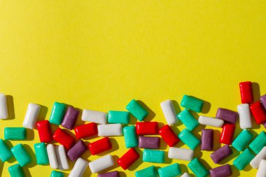 Sarı arka planda çok renkli sakız..