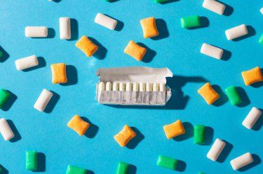 Mavi arka planda çok renkli sakız.