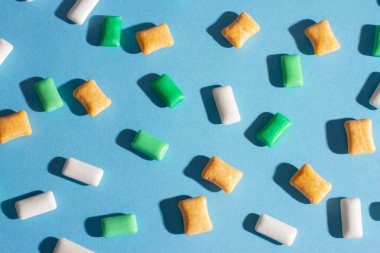 Mavi arka planda çok renkli sakız.