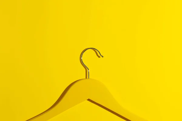 Желтая Деревянная Вешалка Жёлтом Фоне Крупным Планом — стоковое фото