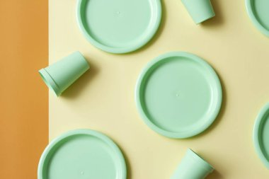 Sarı ve turuncu arka planda plastik kaplar