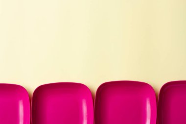 Krem rengi arka planda plastik tabaklar.