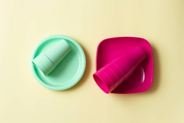 Krem rengi arka planda plastik tabaklar.