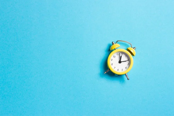 Relógio Amarelo Sobre Fundo Azul Comemoração Dia Independência Ucrânia — Fotografia de Stock