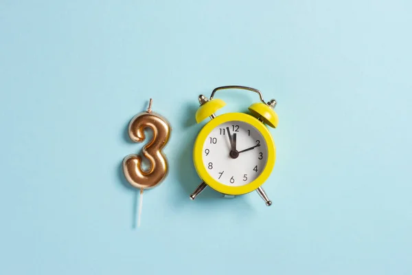 Composição Com Número Relógio Forma Fundo Azul Que Significa Anos — Fotografia de Stock