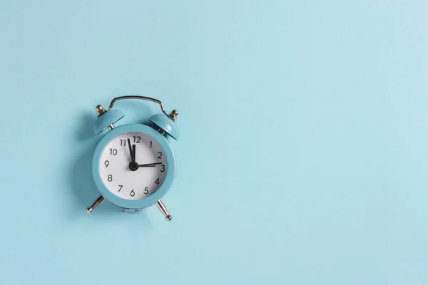 Reloj Vintage Azul Sobre Fondo Azul —  Fotos de Stock