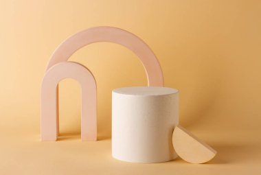 Hassas bir arkaplanda minimalizm tarzında somut süslemeleri olan kompozisyon.