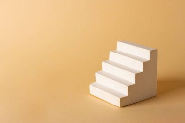 Hassas bir arkaplanda minimalizm tarzında beton merdivenli kompozisyon.