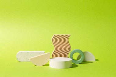 Limon yeşili arka planda farklı geometrilerin alçı dekorasyonlarının bileşimi.