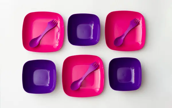 Фиолетовые Пластиковые Тарелки Вилки Ложкой Голубом Фоне — стоковое фото