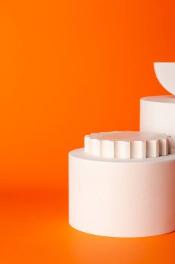 Turuncu arka planda farklı geometrilerin alçı dekorasyonlarının bileşimi.