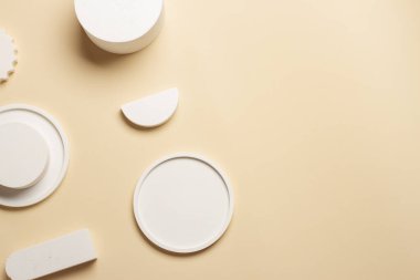 Hassas bir zemin üzerinde farklı geometrilerin alçı dekorasyonları bileşimi.