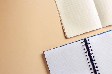 Hassas bir arkaplan üzerindeki not defterlerinin bileşimi.