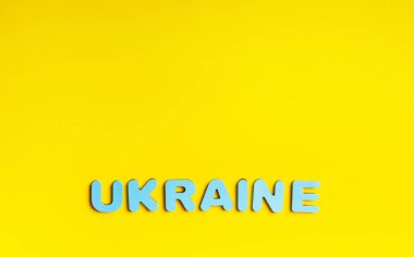Ukrayna 'nın Bağımsızlık Günü onuruna sarı arkaplan üzerine kompozisyon.