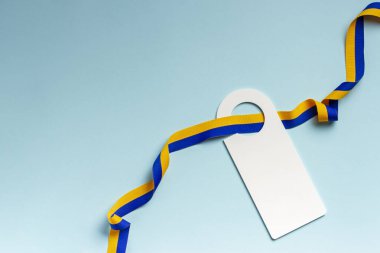 Ukrayna 'nın Bağımsızlık Günü onuruna metin için bir etikete sahip mavi arkaplanda kompozisyon.