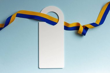 Ukrayna 'nın Bağımsızlık Günü onuruna metin için bir etikete sahip mavi arkaplanda kompozisyon.