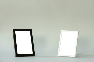 Gri arkaplanda boş alanı olan beyaz renkli çerçeveler.