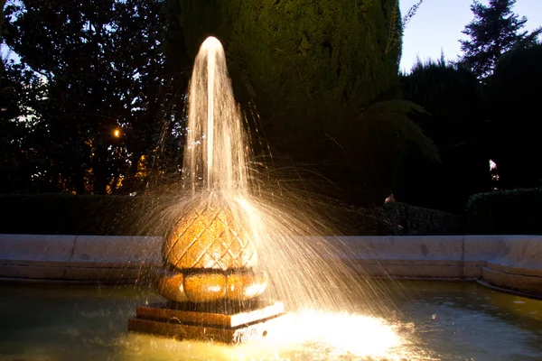 Fuente en Jardines de Sabatini, Madrid, España — Foto de Stock