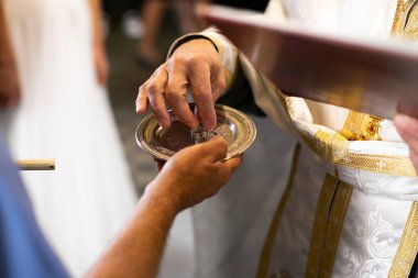 Kilise düğünü. Rahip yüzükleri alır..