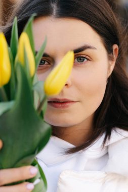 Sarı laleli bir kızın portresi. Beyaz ceketli kız..