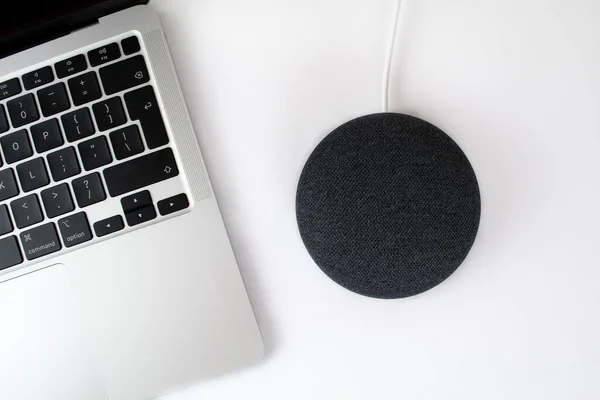 Google Home Mini inteligentny głośnik węglowy Obrazek Stockowy