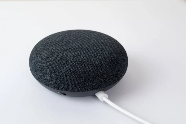 Google Home Mini charcoal розумний оратор Ліцензійні Стокові Фото