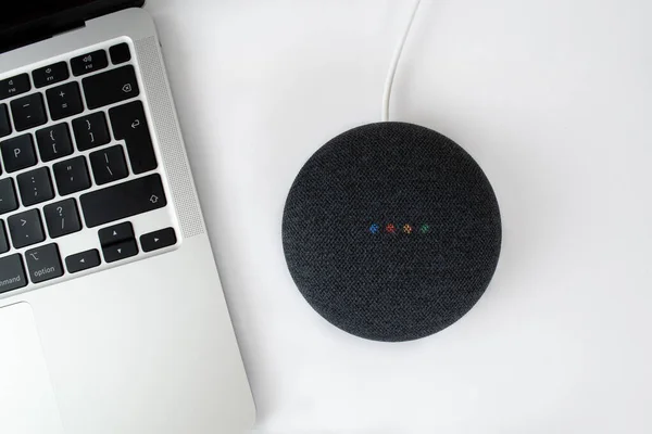 Google Home Mini charcoal розумний спікер з освітленими вогнями. Стокове Зображення