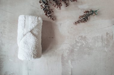 Butik spa havlusu. Okaliptüs bitkisiyle çekilmiş..