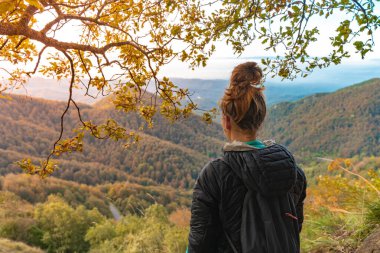 Dağlarda gezen bir kadın. Macera yalnız seyahat yaşam tarzı. Seyahat tutkusu macera konsepti. Aktif hafta sonu tatili vahşi doğa. Sonbahar sonbahar ormanı.