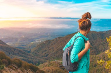 Dağlarda gezen bir kadın. Macera yalnız seyahat yaşam tarzı. Seyahat tutkusu macera konsepti. Aktif hafta sonu tatili vahşi doğa. Sonbahar sonbahar ormanı.