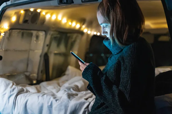 Jeune Jolie Femme Avec Son Téléphone Voyageant Camping Car Campagne — Photo