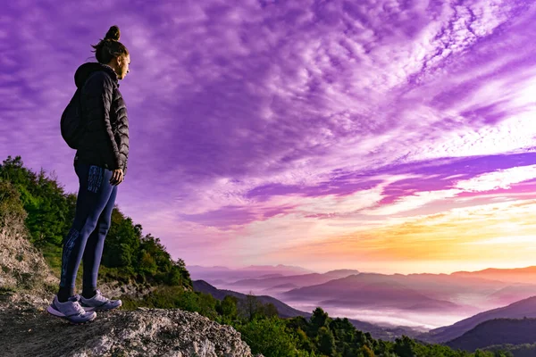 Pěší Turistka Horách Dobrodružství Sólo Cestování Životní Styl Wanderlust Dobrodružství — Stock fotografie