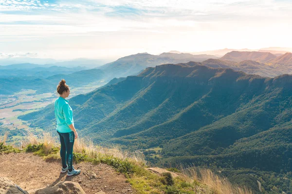 Mulher Viajante Caminhando Nas Montanhas Aventura Solo Viajando Estilo Vida — Fotografia de Stock