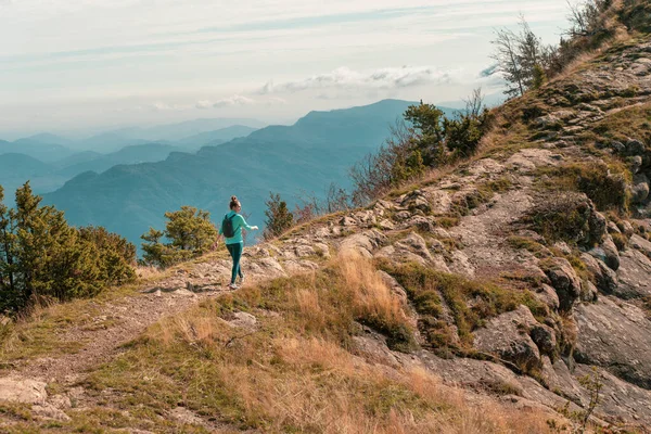 Vrouwelijke Reiziger Wandelend Bergen Avontuur Alleen Reizen Levensstijl Wanderlust Avontuur — Stockfoto