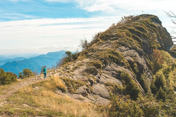 Vrouwelijke Reiziger Wandelend Bergen Avontuur Alleen Reizen Levensstijl Wanderlust Avontuur — Stockfoto