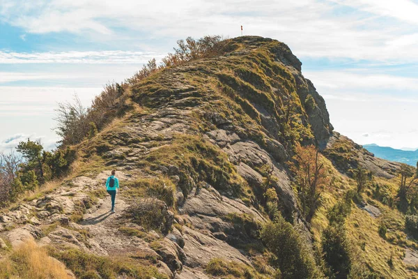 Vrouwelijke Reiziger Wandelend Bergen Avontuur Alleen Reizen Levensstijl Wanderlust Avontuur — Stockfoto