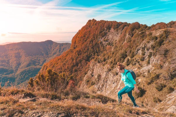 Mulher Viajante Caminhando Nas Montanhas Aventura Solo Viajando Estilo Vida — Fotografia de Stock